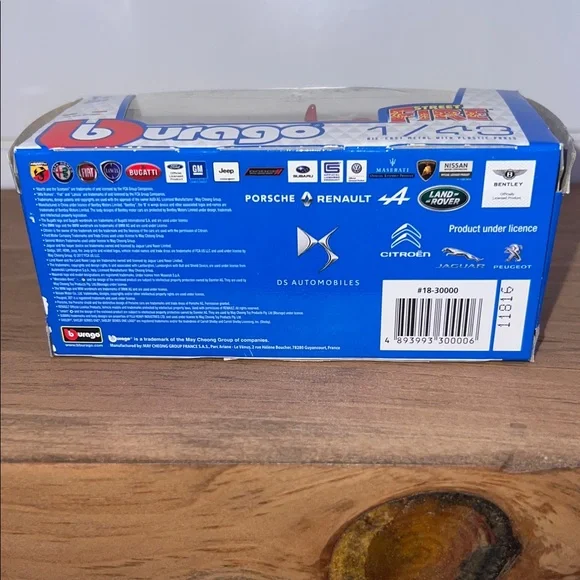 Bburago Street Fire 1/43 Red Mercedes Convertible Die-Cast Toy Car - Picture 9 of 13